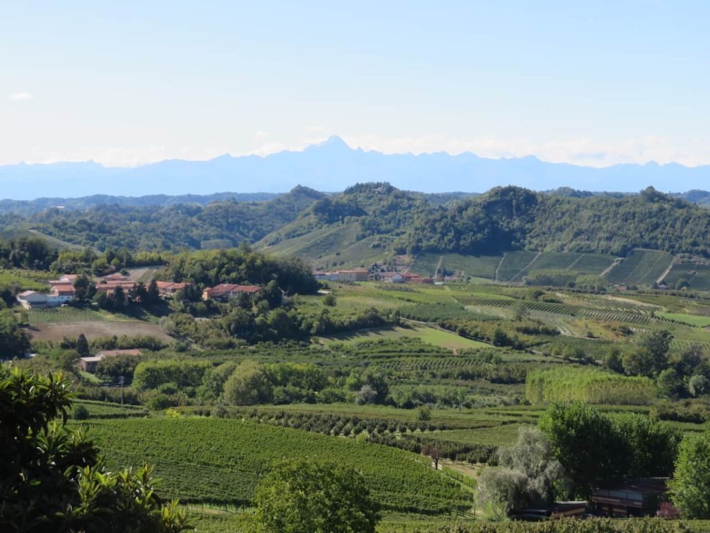 Paesaggio di vigneti e cime in Roero, nel comune di Vezza d'Alba