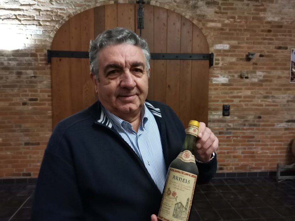 Giovanni Negro e una bottiglia di Arneis degli anni Settanta